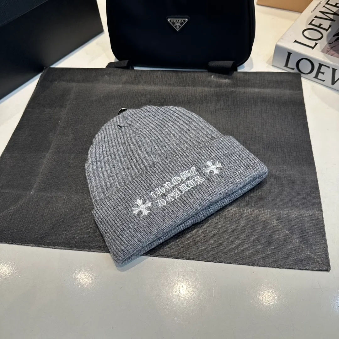 P46 Crow Heart Autumn and Winter Wool Knitted Beanie This must be a favorite of minimalism. It is clean, neat, fashionable and versatile, and will definitely not be picky about your face shape! A fashionable classic that lasts forever! Fashionable black and white can be purchased together!